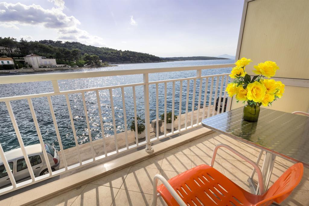 Apartment Mery Povlja  Luaran gambar
